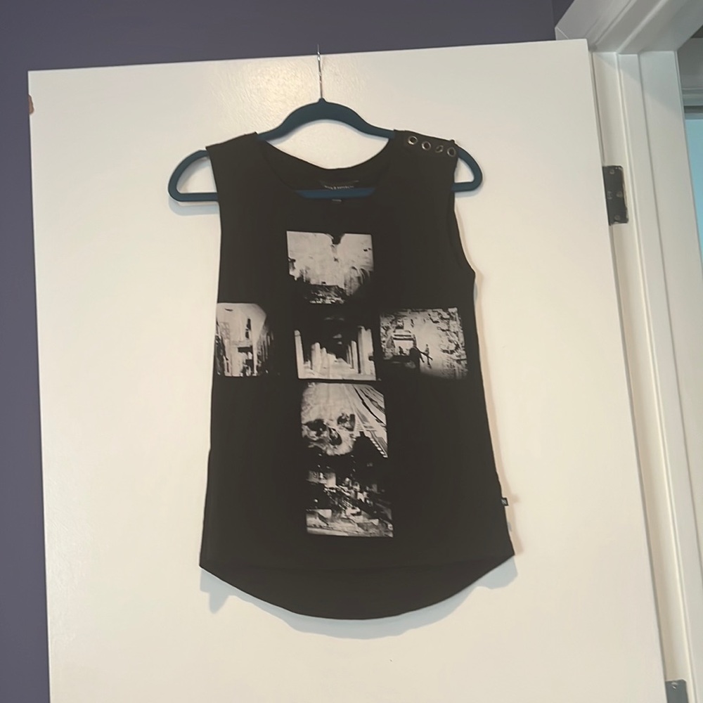 🎈 Rock & Republic XS tank with grommets and pics 🎈